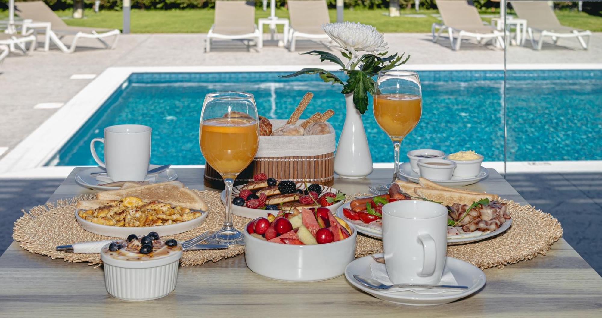 White Canvas Boutique Couette-café Laganas